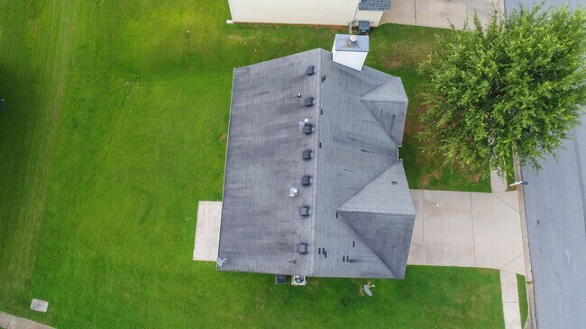 Building Photo - Impressive 4 bed, 2.5 bath Home.