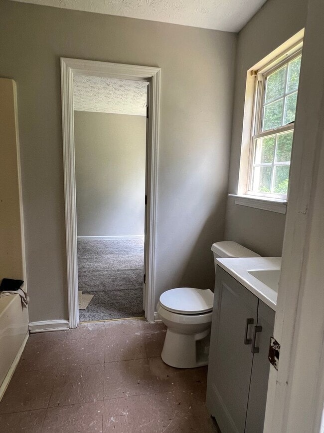 Building Photo - Charming 4 Bedroom Home