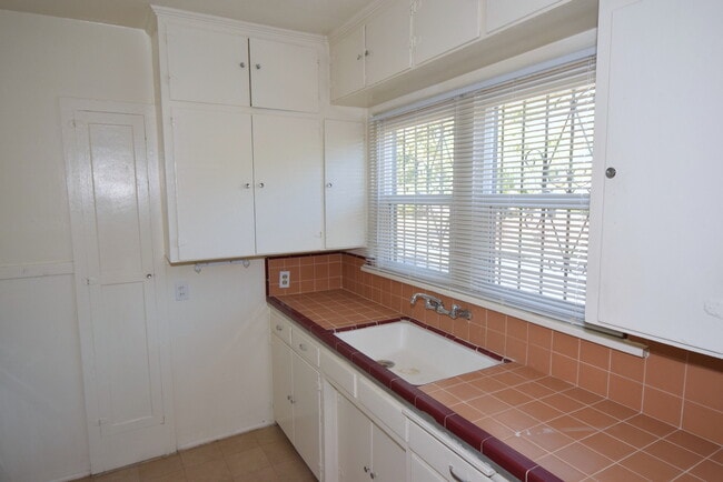 Building Photo - 2 Bedroom Casita NOB HILL/UNM CNM AREA WITH GARAGE, FENCED YARD