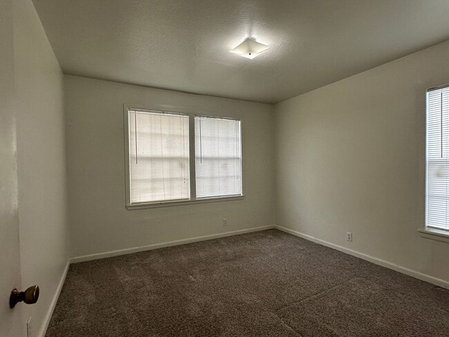 Building Photo - Ready for move in