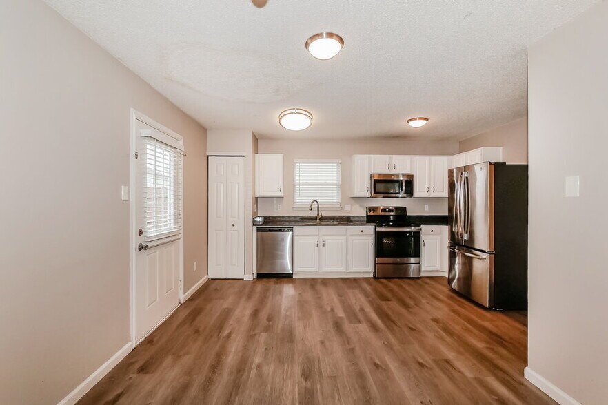 Building Photo - 2014 Dutch Elm Dr