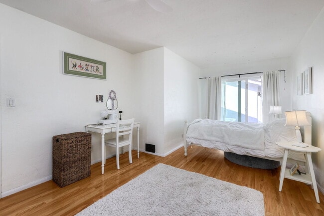 Building Photo - "Charming Coastal Retreat: 3-Bedroom Sanctuary on Agate Street, San Diego"