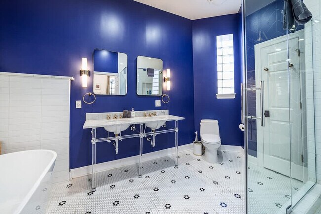 Building Photo - 2113 W Grand Ave