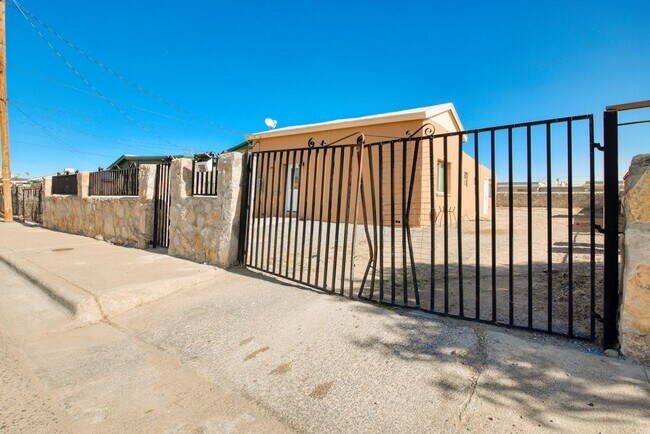 Building Photo - Great Location