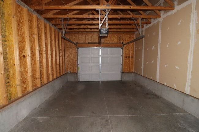 Building Photo - Spacious Home for rent!