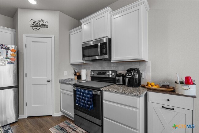 Building Photo - 1913 Zabcikville Dr