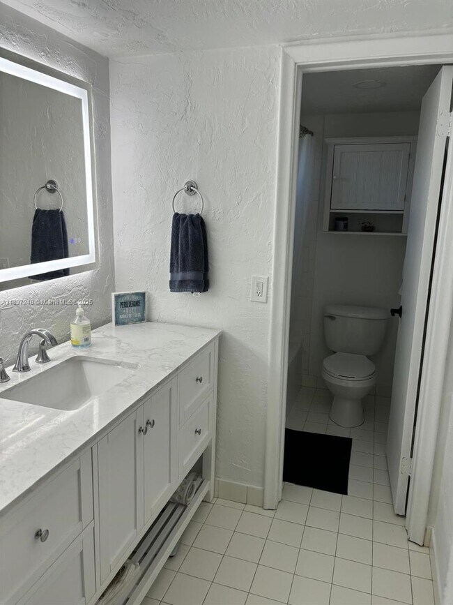 Building Photo - 6884 N Kendall Dr