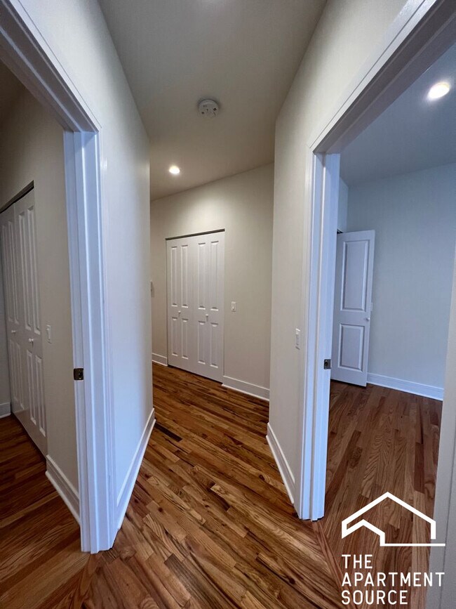 Building Photo - 3230 N Clark St