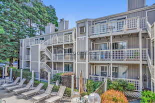 Building Photo - 2709 Oak Road Unit E