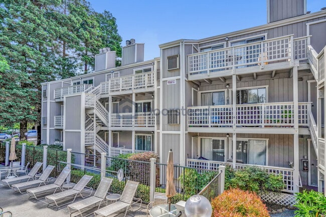 Building Photo - 2709 Oak Road Unit E