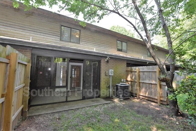 Building Photo - 400 N Steele St