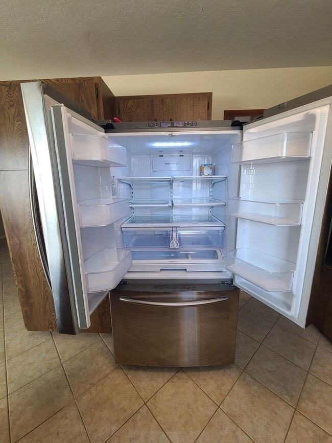 Building Photo - Spacious 4 bed 2 bath + 2 car garage & lar...