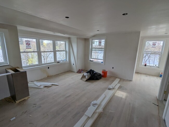 Building Photo - 105 Shore Dr