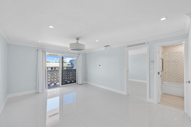 Building Photo - 3220 Bayview Dr