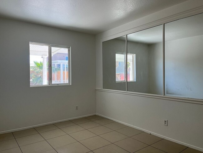 Building Photo - Spacious 5-bedroom, 3-bathroom home in Ade...