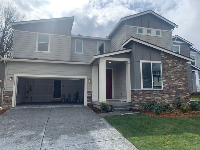 Building Photo - Furnished 4BR/3.5BA Home w/ Modern Ameniti...