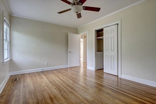 Building Photo - 211 Oak Leaf Dr