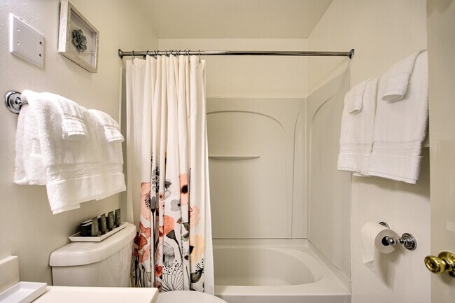 Building Photo - 23 Craig Ave