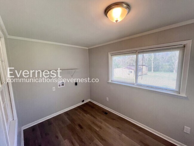 Building Photo - 3 Bed/1.5 Bath Home with Off-Street Parking / Pet-Friendly / Coming Soon!