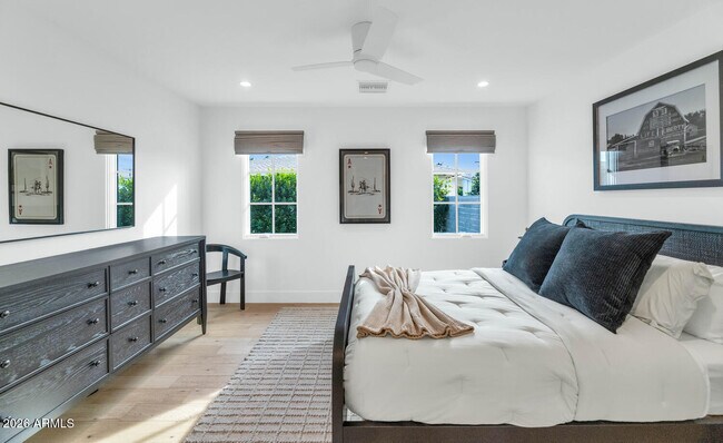 Building Photo - 6039 E Calle Camelia