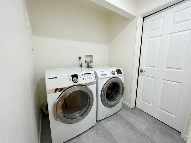 Building Photo - Located in Century City Adjacent to Beverly Hills!