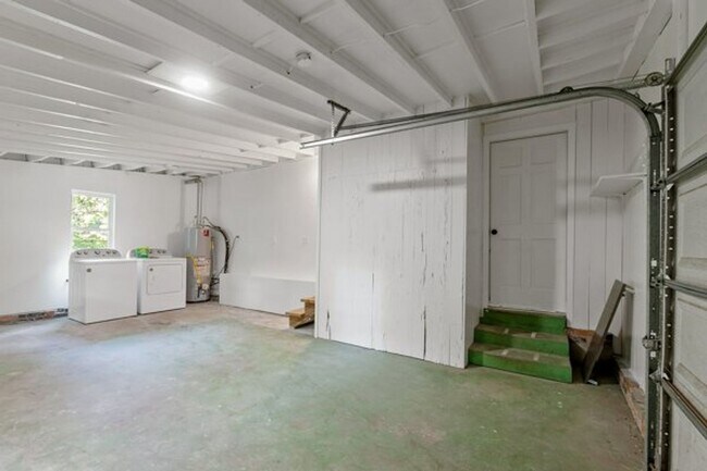 Building Photo - 3 bedroom 2 bath house 1-car garage walk to TMH!! Available in MAY!