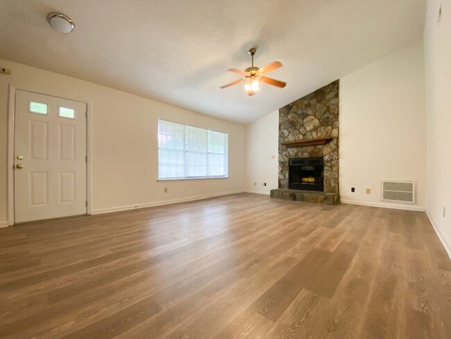 Building Photo - Quiet Neighborhood  3 bedroom, 2 bath, 1 c...