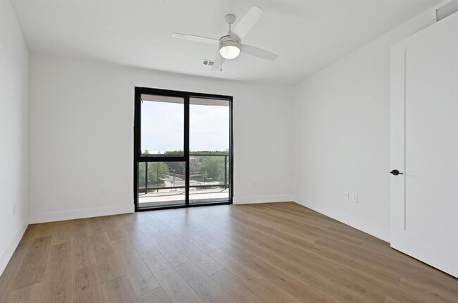 Building Photo - 1701 Simond Ave