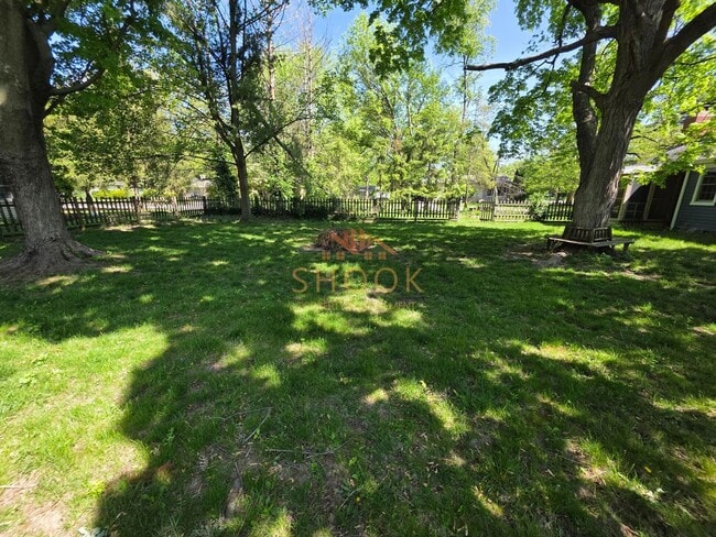 Building Photo - Cozy 3 BR Home Close to Campus and the Res...