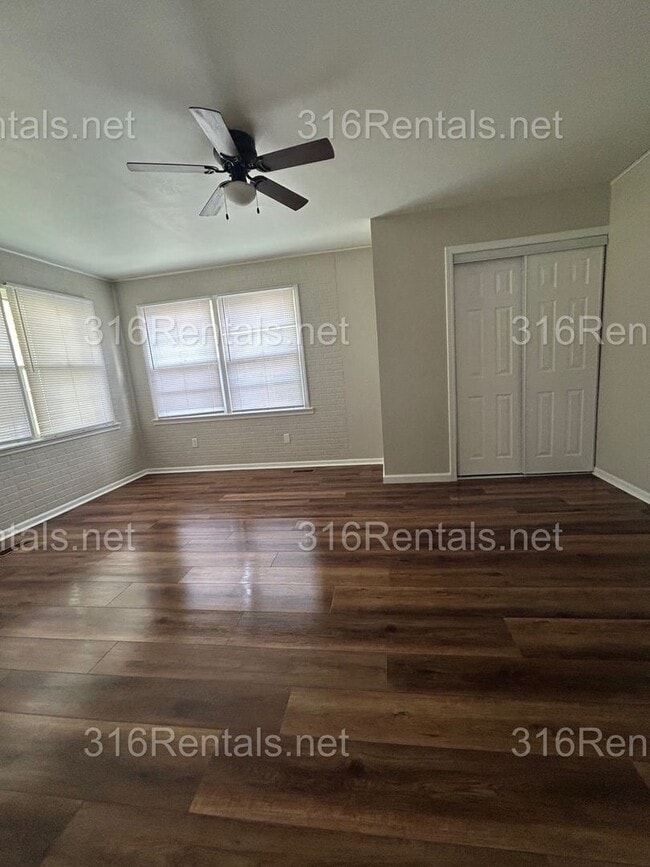 Building Photo - $1300- 4 bed 1 bath - Single Family Home