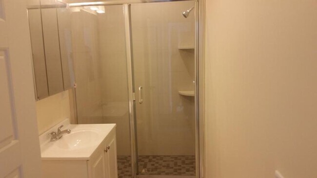 Building Photo - Charming 4 Bedroom-No Broker Fee