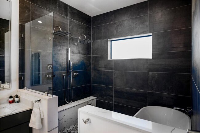 Building Photo - 511 Memorial Heights Dr