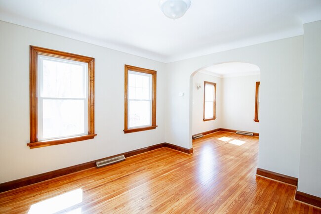 Building Photo - 2032 Glencove Dr