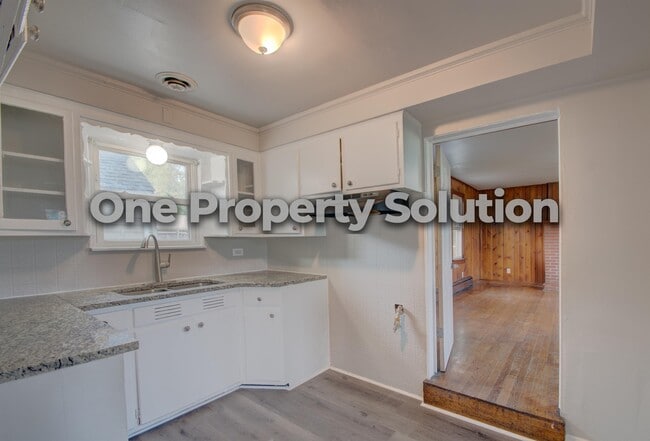 Building Photo - 200 E 69th Pl