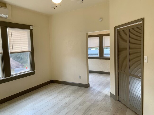 Building Photo - CHARMING AND UPDATED 2 BEDROOM 1 BATH.  MO...