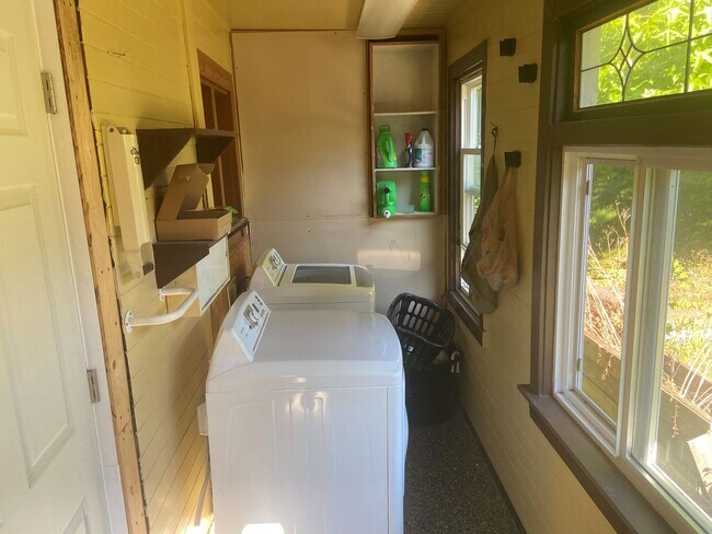 Building Photo - Newly Renovated Home in a Friendly, Active Neighborhood