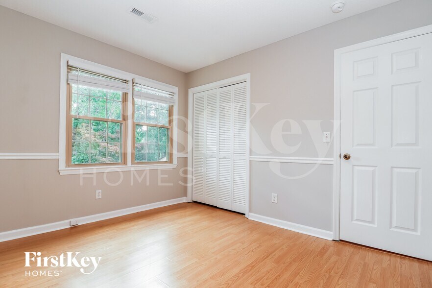 Building Photo - 120 Fox Chase Dr