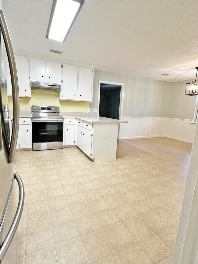 Building Photo - 714 Robin Hood Dr