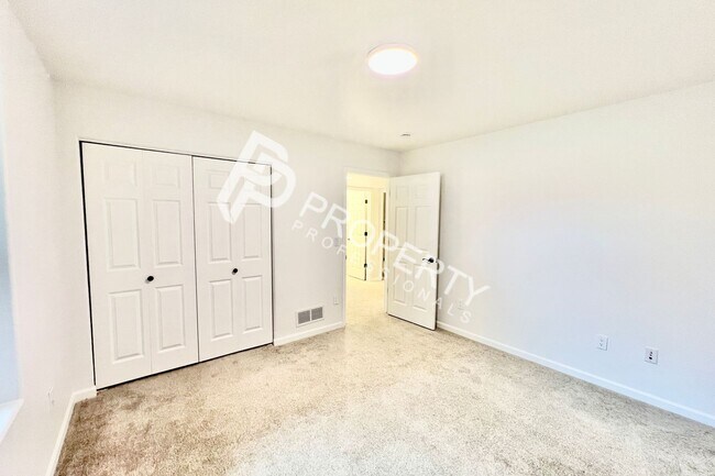 Building Photo - 94 Castle Ridge Dr
