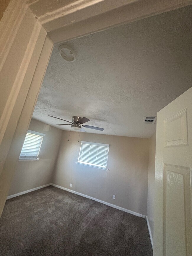 Building Photo - 6832 E Harvey Ave