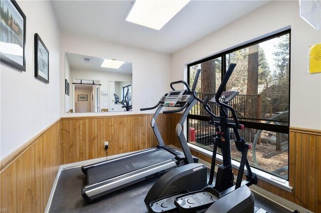 Building Photo - Great location in Incline Village