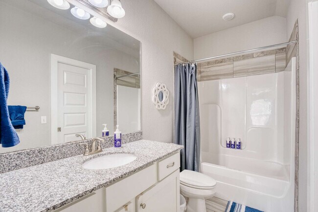 Building Photo - 909 W Eagle St