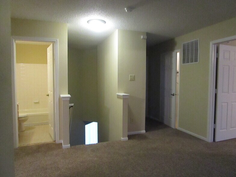 Building Photo - 711 Thornwood Ct
