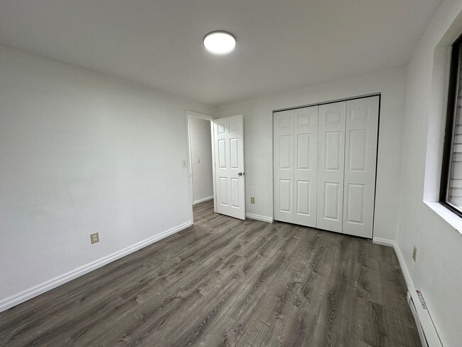 Building Photo - L996