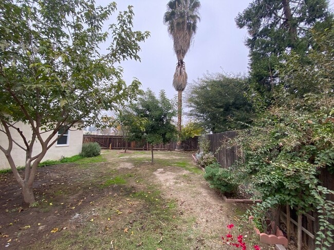 Building Photo - Follow the yellow brick to this Remodeled 2 BD 1 BA House in NE Bakersfield