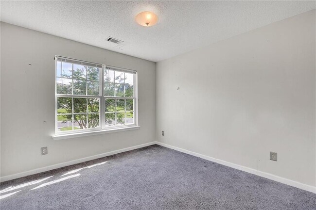 Building Photo - 6300 Hickory Ln Cir