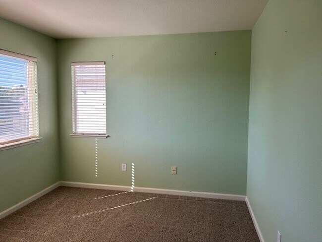Building Photo - Spacious 4 bedroom, 2.5 Bathroom Available...