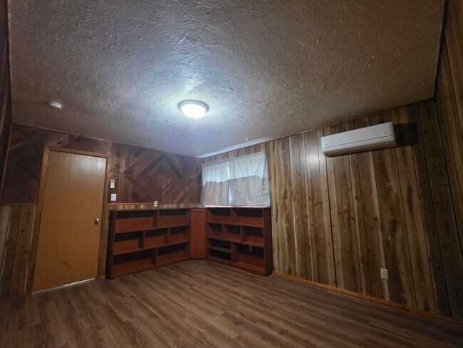Building Photo - NE Tacoma "Retro" Rambler home - 3 bedroom plus den with 1 bathroom, 2 car garage, AC units - Ava...