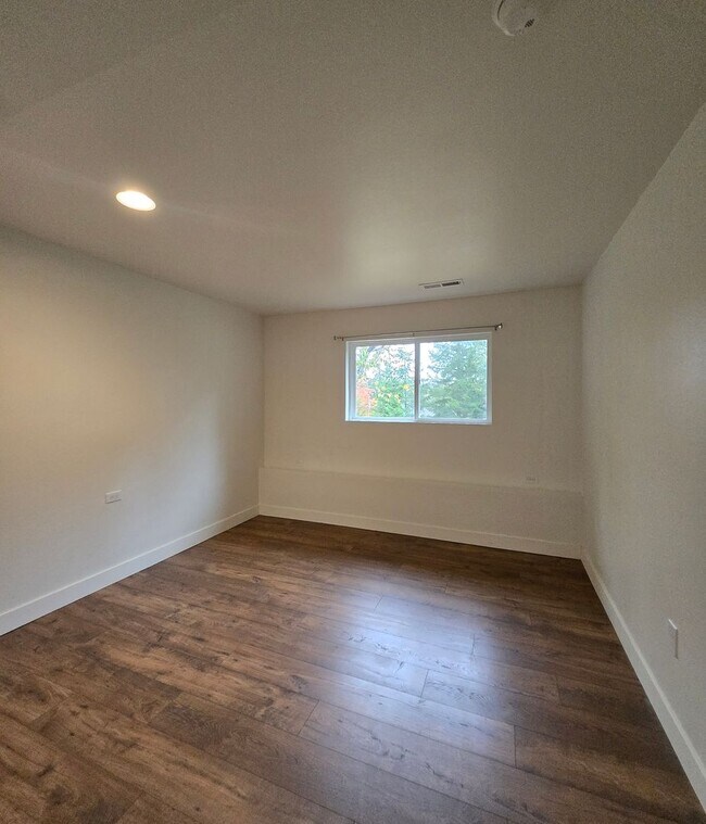 Building Photo - ***PENDING APPLICATION***4 Bedroom, 2 Bath...