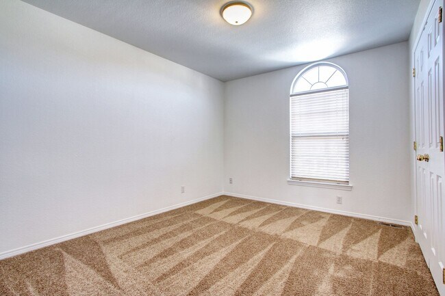 Building Photo - Metzler Ranch single family 4b/3b huge gar...